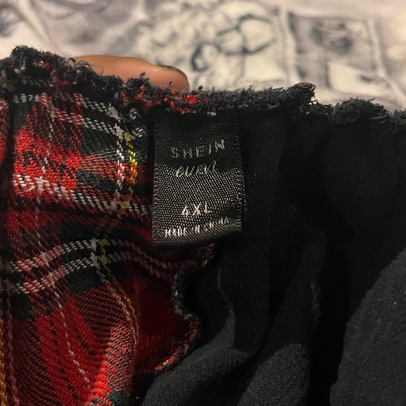 Shein Curve Red and black plaid cargo pants - Picture 3 of 5